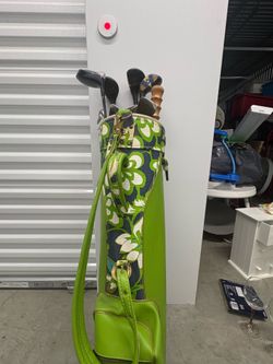 Vintage bag and golf clubs