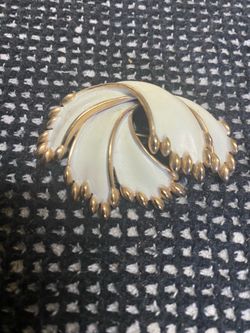 (JE28) Vintage Signed Trifari Creamy White and Gold Tone Layered Leaf Brooch