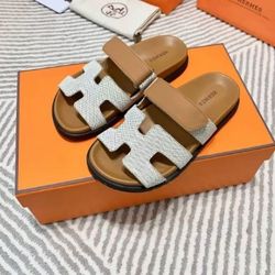 Fashionable slippers
