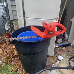 BLACK+DECKED 17” Amp Corded Hedge Trimmer