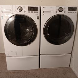 White LG Washer And Dryer Set 