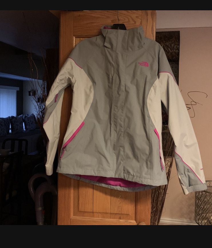 In Great Condition North face Coat Doesn’t Come With Inside Liner But You Can Use Any Inside Liner To Zip To It