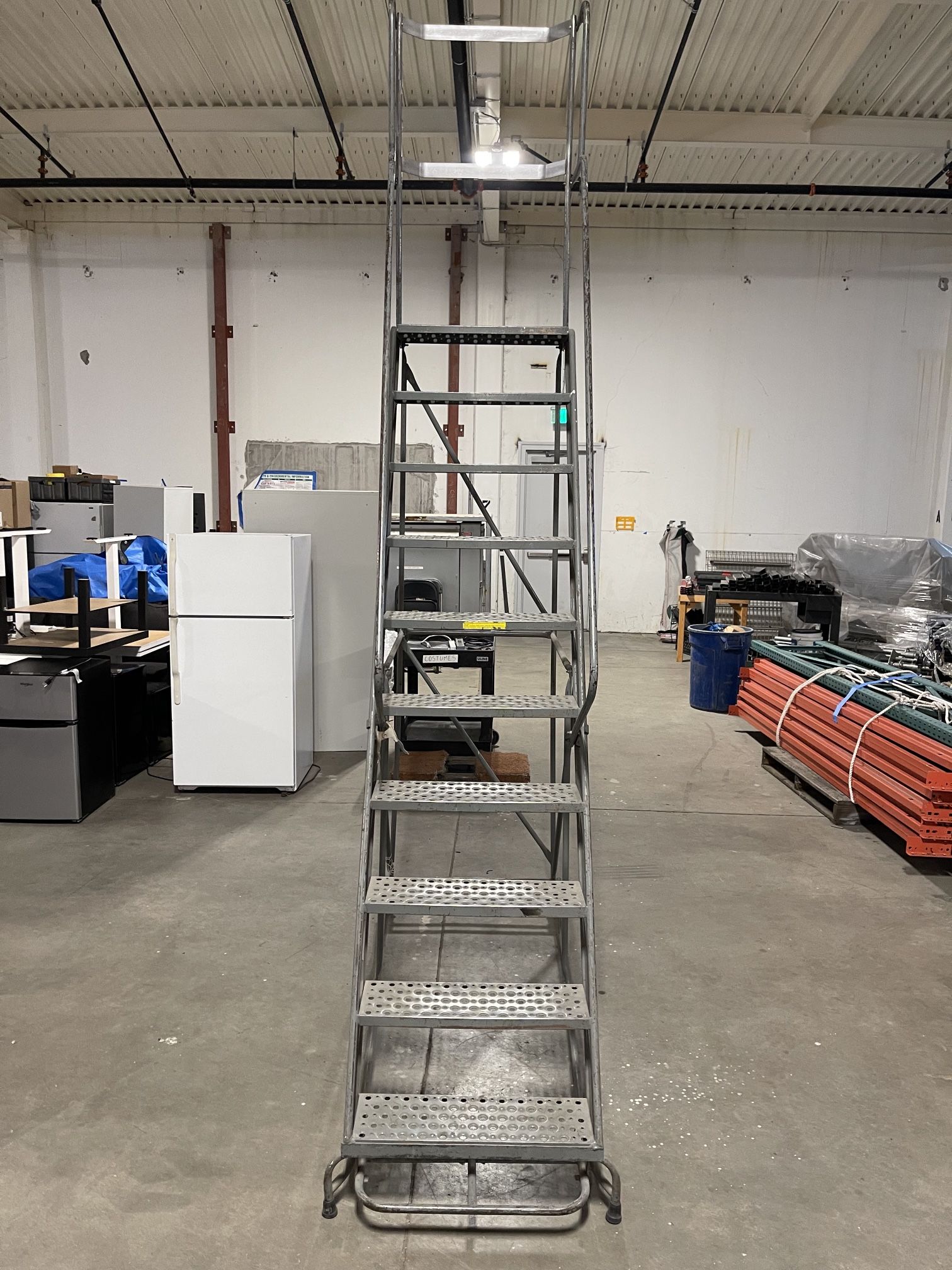 STEEL LOUISVILLE HEAVY DUTY ROLLING LADDER