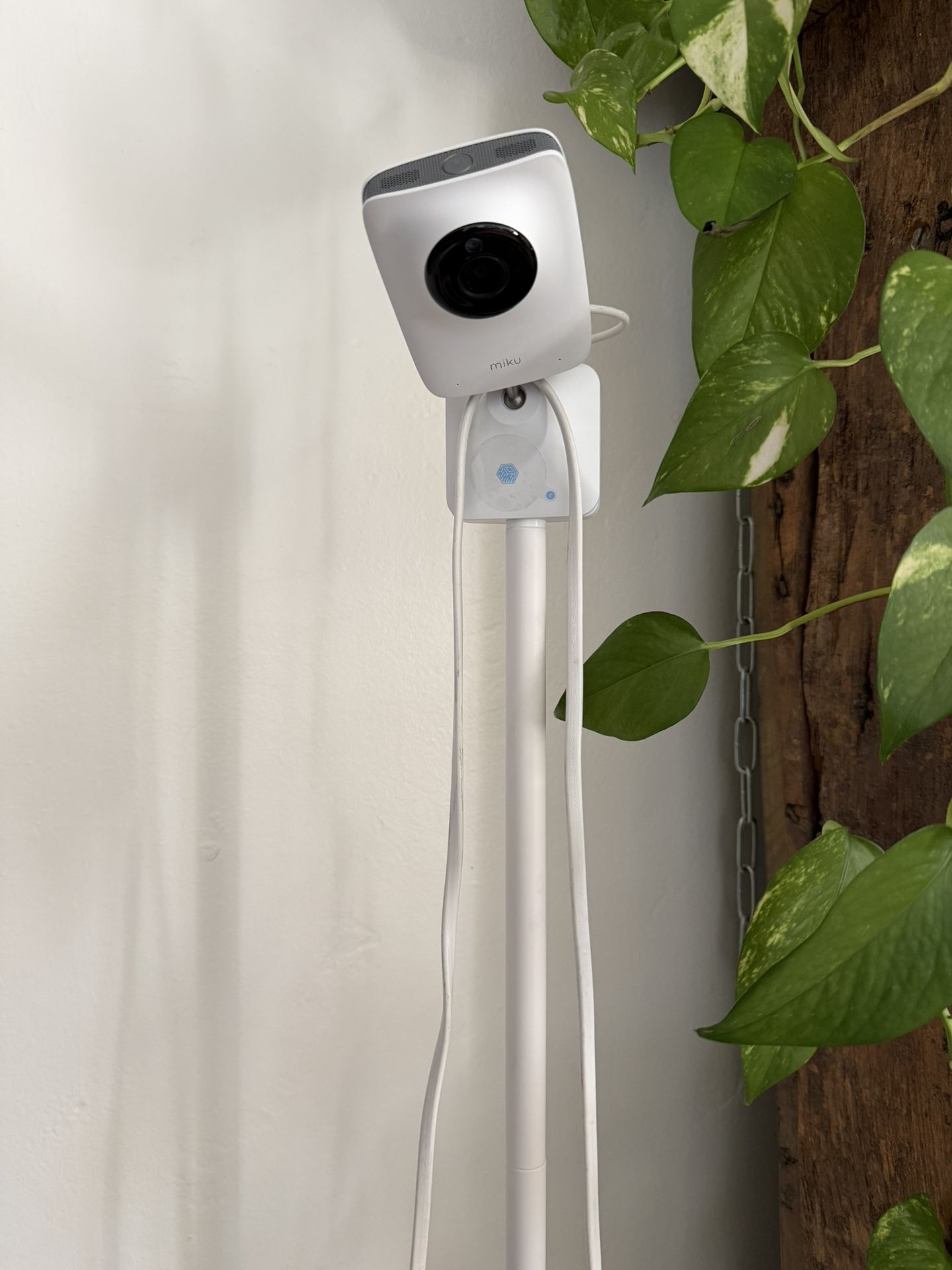 Miku Pro Smart Baby Monitor and Stand