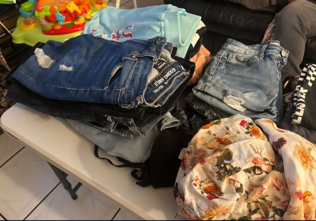 Womans Lot Of Cloths Size Small
