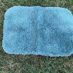 BATHROOM SMALL RUG TURQUOISE COLOR USED IN GREAT CONDITION 