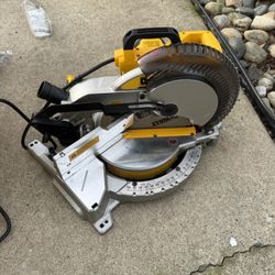 Dewalt 15 Amp Corded 10 in. Compound Single Bevel Miter Saw