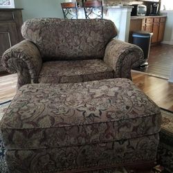 Oversize chair and ottoman with 2 pillows