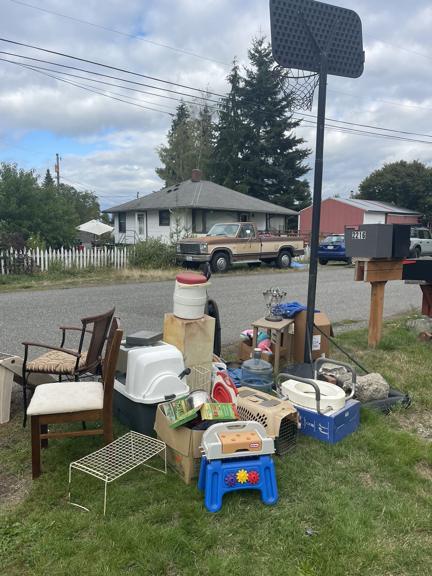 free no holds 2218 Melvin ave everett wa 98203. Miscellaneous stuff. Wine bottles for diy projects cat litter box chairs basketball hoop. Christmas sn