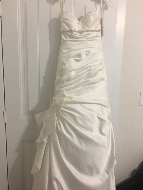 Brand new wedding dress size 4