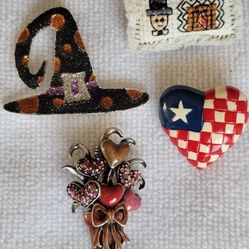 Festive Holiday-Themed Vintage 4-Piece Brooch Set
