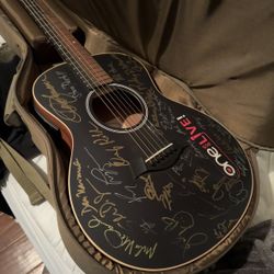 TAYLOR GS MINI ACOUSTIC ELECTRIC GUITAR AUTOGRAPHED By ONE 805 LIVE CONCERT PERFORMERS IN 2023