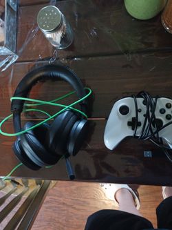 (both wired) xbox headset and controller
