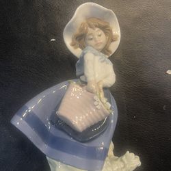 Lladro Figurine #522 - Pretty Pickings. Like New. No Box.