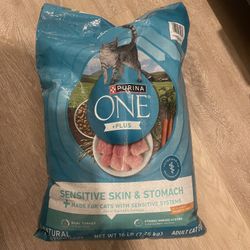 Purina One Dry Food For Cats - Sensitive Skin, Sensitive Stomach