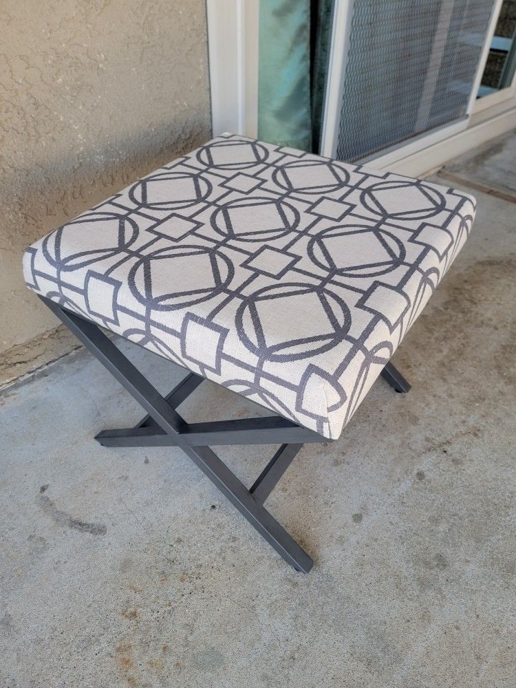 Small Accent Stool /bech 