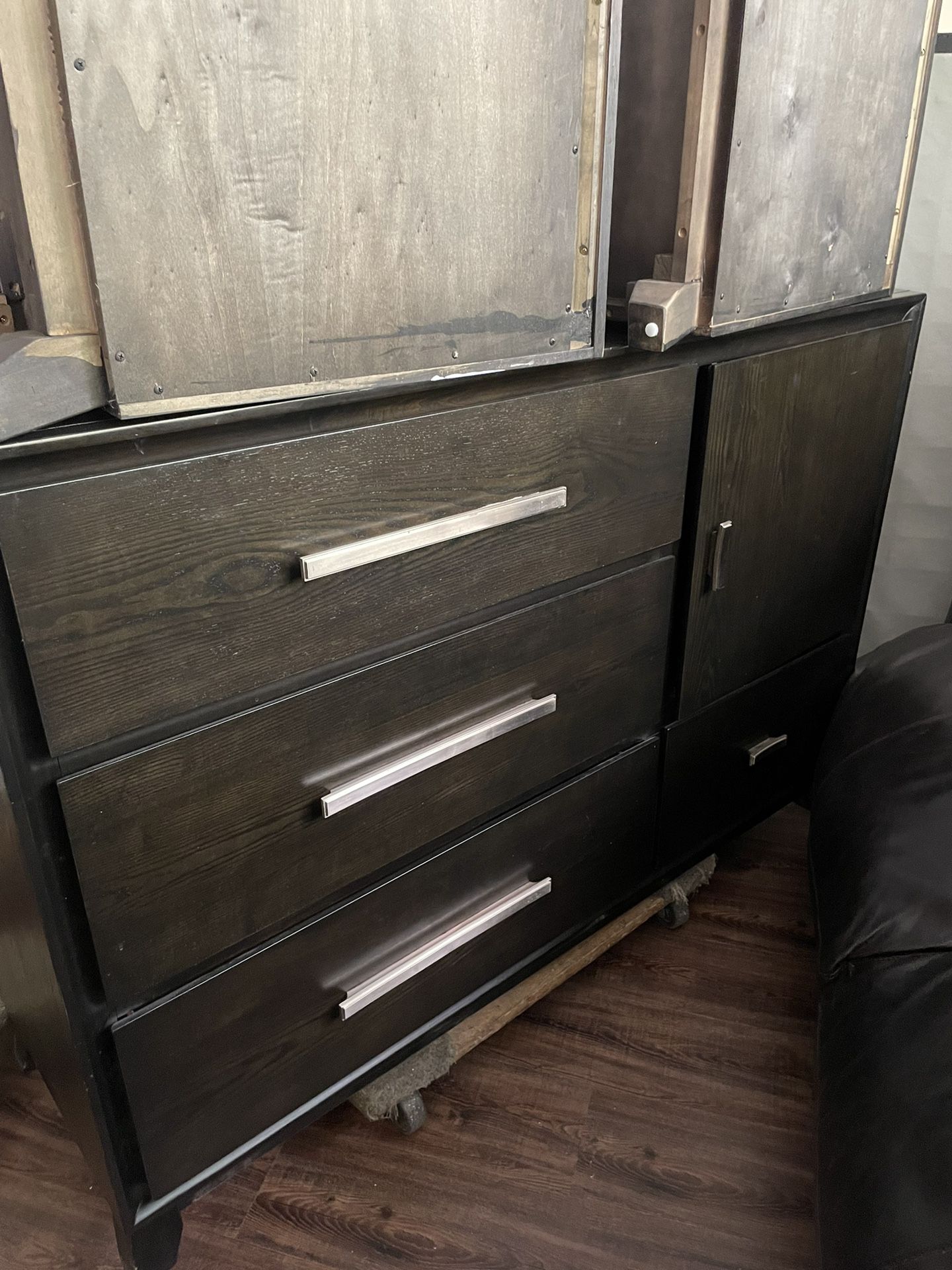 Large Dresser And Two Nightstands For Sale!