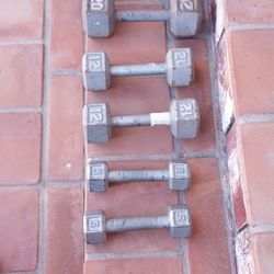 WEIGHT SET OF 2-15LB 2-20LB 2- 12LB AND 2 10LB IN GOOD CONDITION 