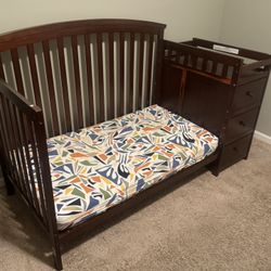Dream On Me Convertible Crib (4-in-1) with Changing Table and Drawers.