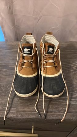 Woman’s 7 1/2 waterproof shoes