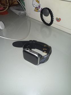 Apple Watch Series 5 – 40mm (Model A2092) w/ Floral Band & Charger – Great Condition