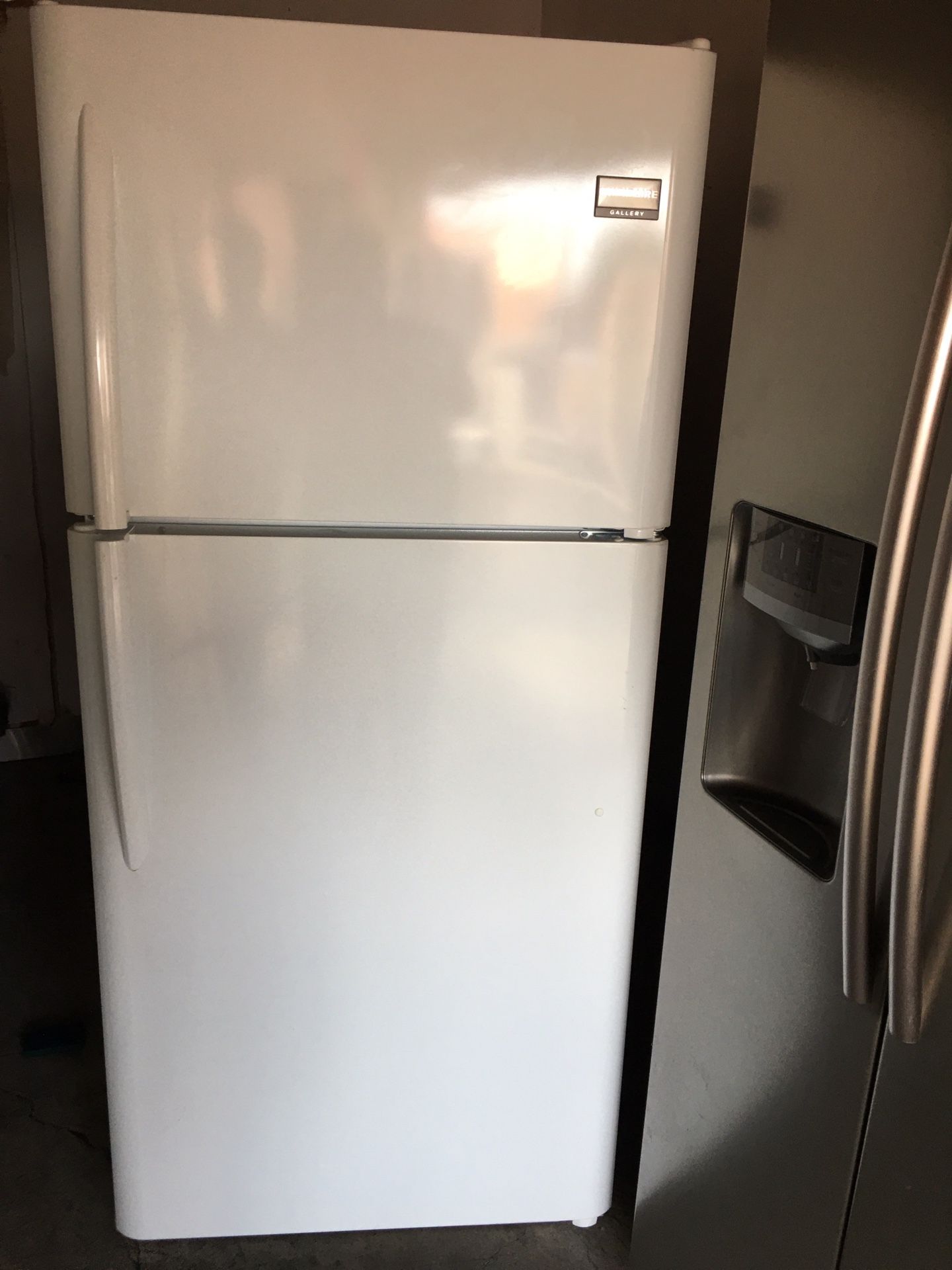 Frigidaire top freezer 30 inch wide semi new