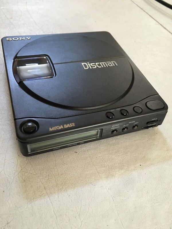 Sony Discman D-9 Mega Bass compact CD player AA battery or plug in