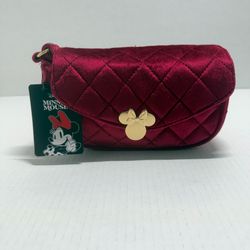 Stylish Disney crossbody in quilted velvet. Deep wine color with gold-tone Minnie bow clasp. Compact silhouette for daily wear. Playful Minnie tag det