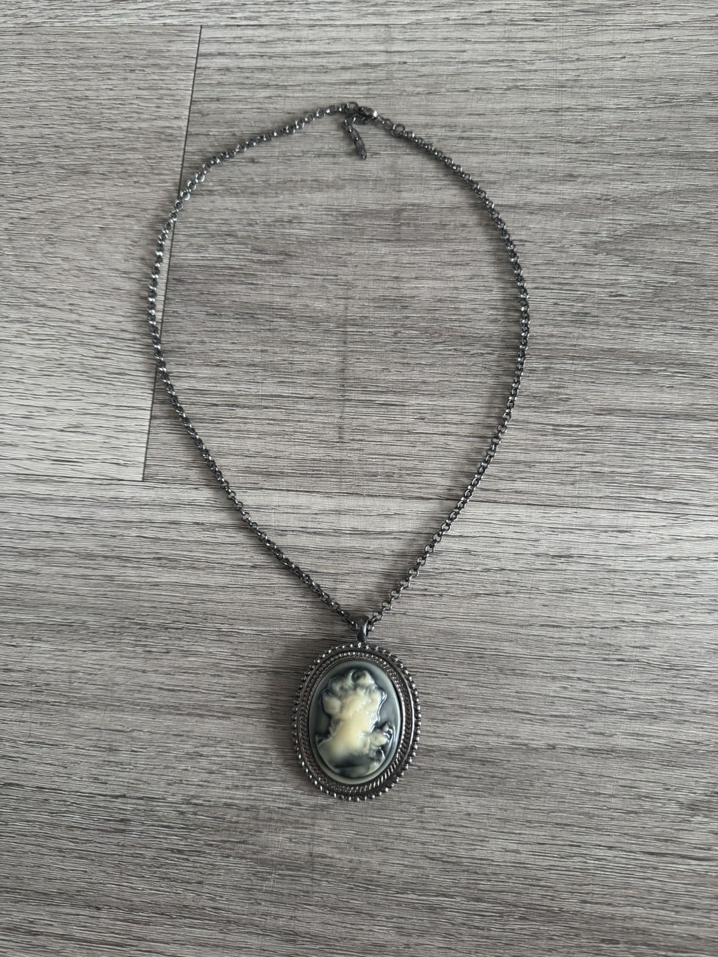 Victorian-style Pendant Necklace