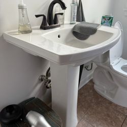 Kohler Pedestial Sink