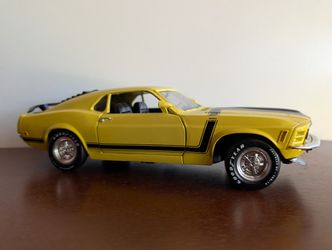ERTL American Muscle 1970 Ford Mustang Boss 302 diecast model car, scaled at 1:18. 
