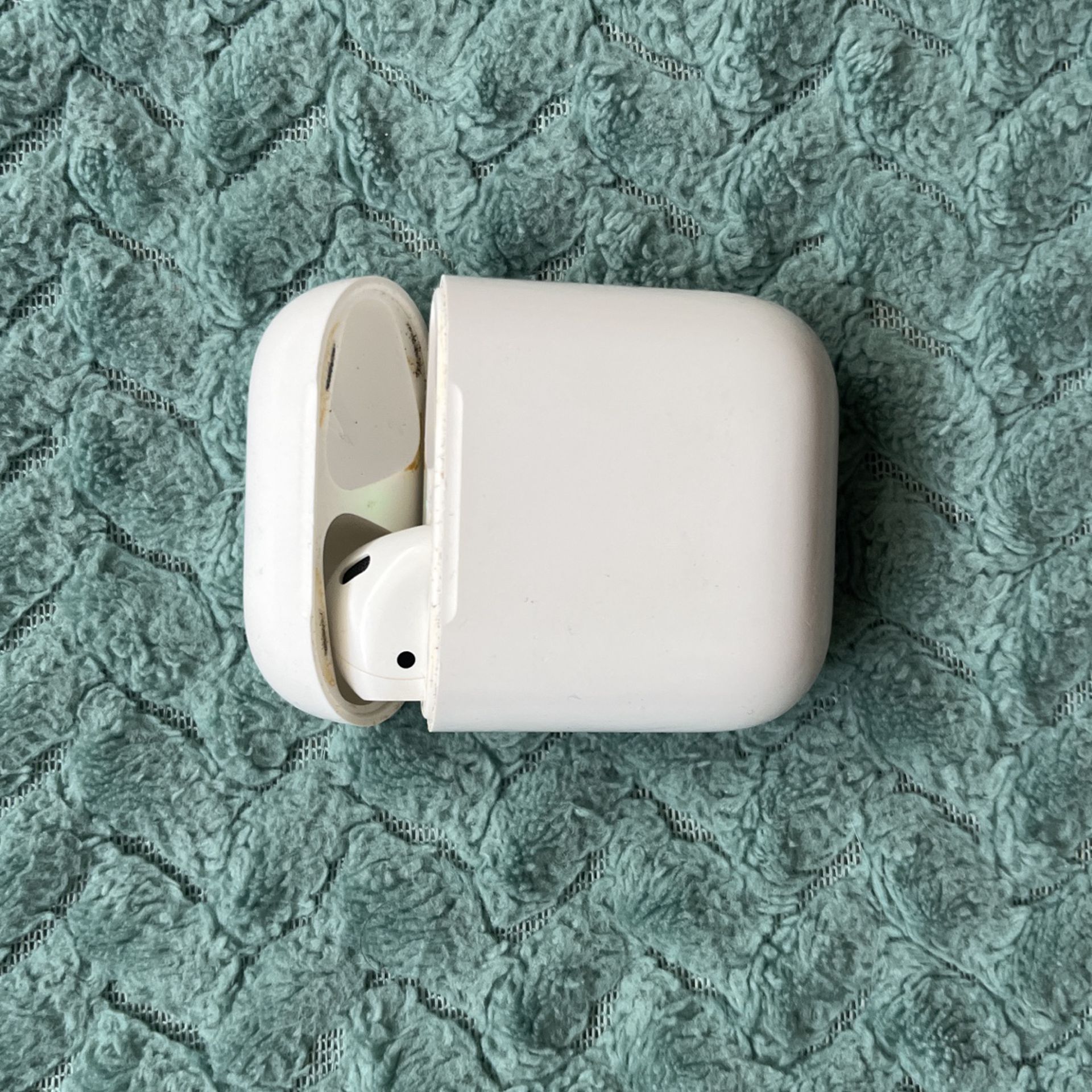 AirPods (2nd Gen) (Missing Earbud)