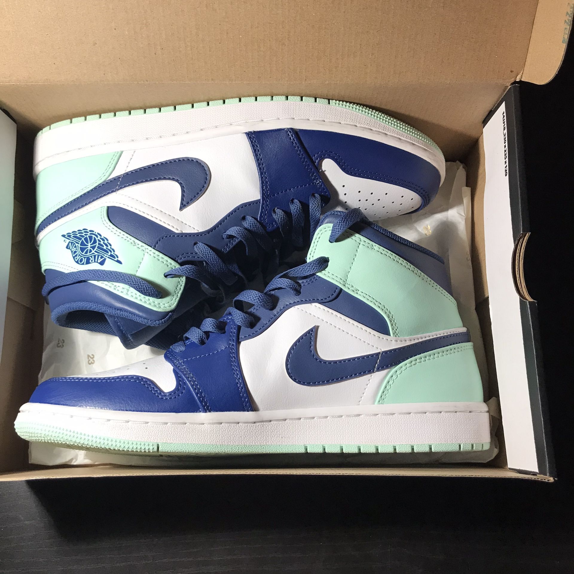 Air Jordan 1 Mid. Size 9.5 Mens. Mystic Navy/mint Foam-white Bleu Marine Mystic.