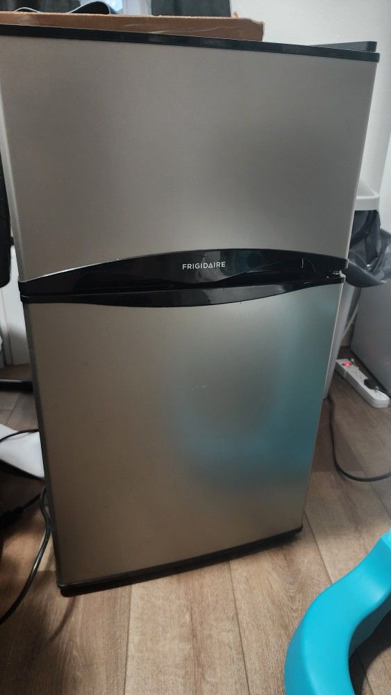 Frigidaire 3ft. mini refrigerator