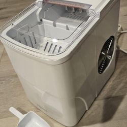 Insignia 26 lb Portable Ice Maker w/ Auto Shut-off