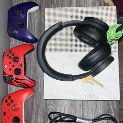 Xbox One S /3 Controllers/headset 