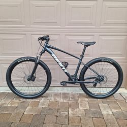 GIANT TALON 4 MOUNTAIN BIKE 27.5 INCH LIKE NEW ( CHECK MY OTHER BIKES)