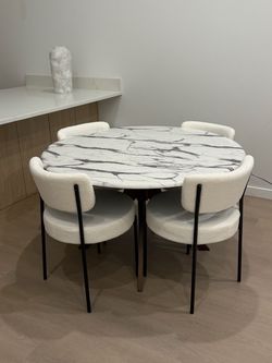 Round Faux Marble Dining Table with 4 Bouclé Chairs