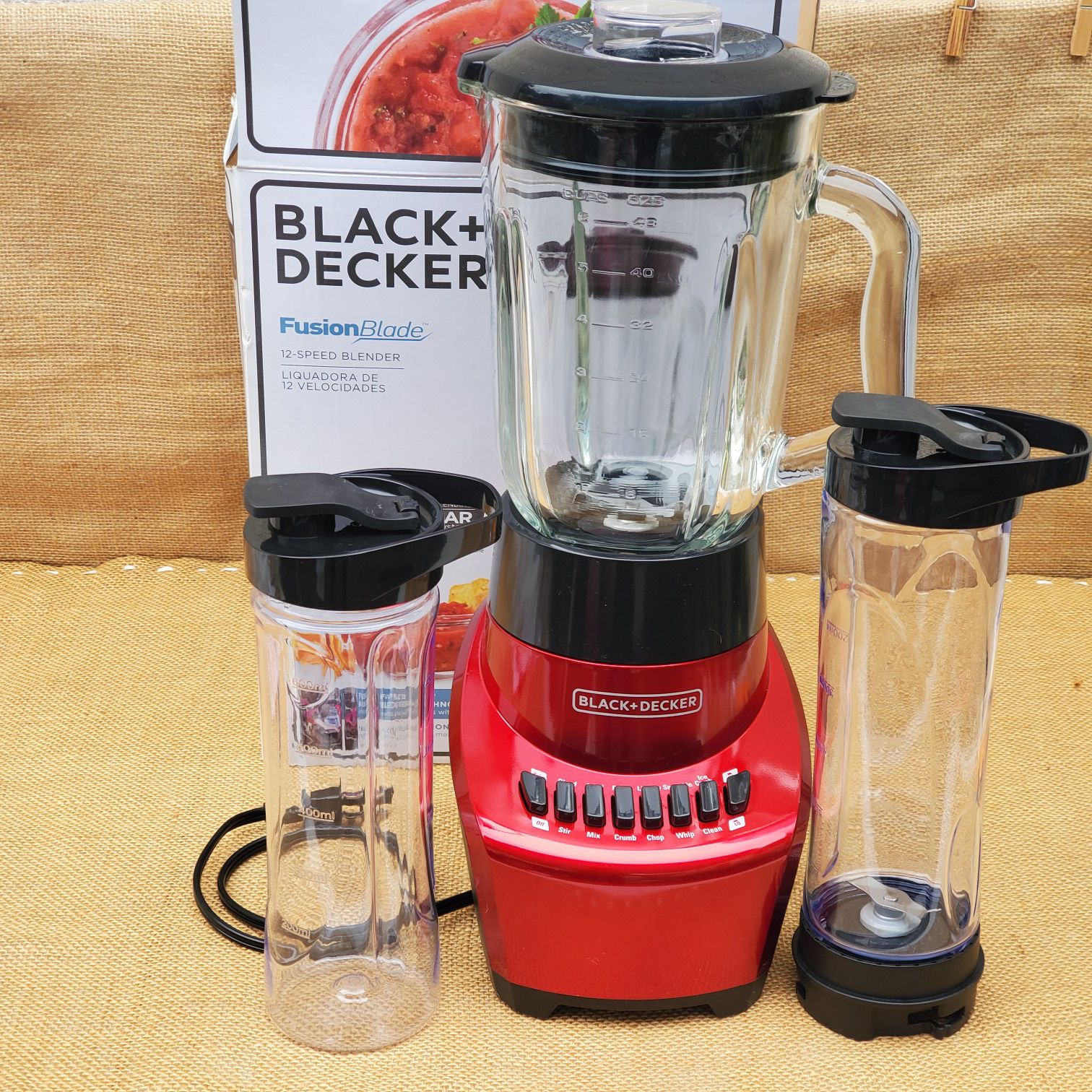 NEW BLACK + DECKER 12 speed Blender with Glass Jar and 2 ( 20oz plastic to-go cups )