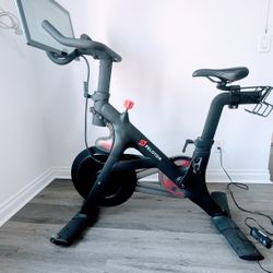 Peloton Bike in mint Condition With Accessories 