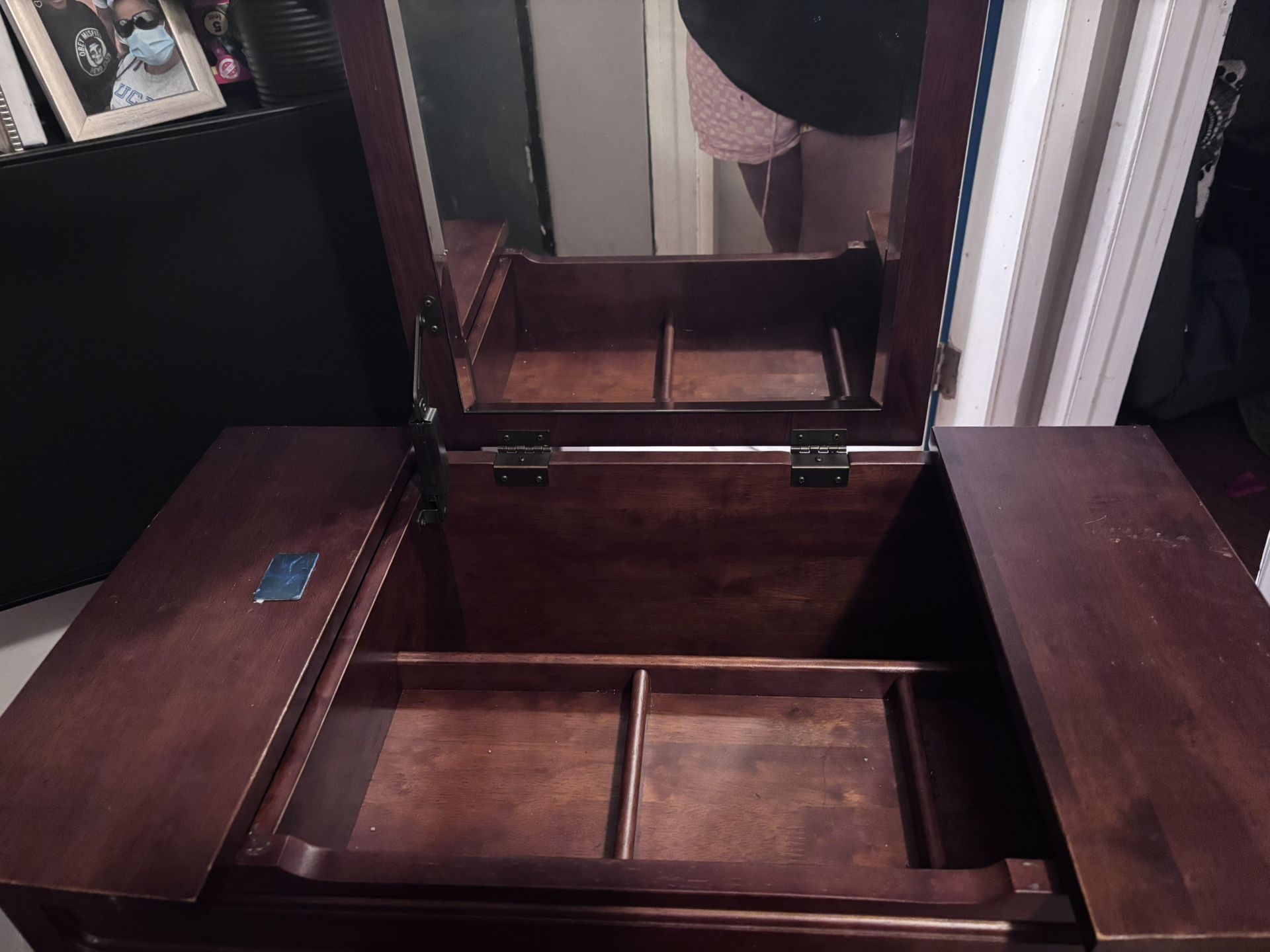 Vanity Table With Mirror And Hidden Drawer 