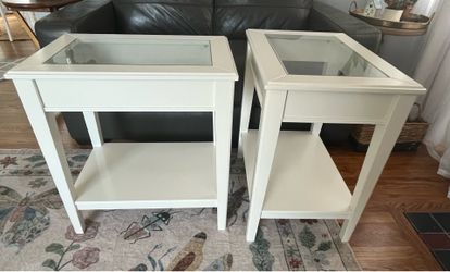 2 matching white end / side tables with glass top