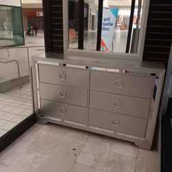 *Floor Model Special!!!*---Dresser/Mirror Sets---Delivery/Store Pickup Available!!!🤭