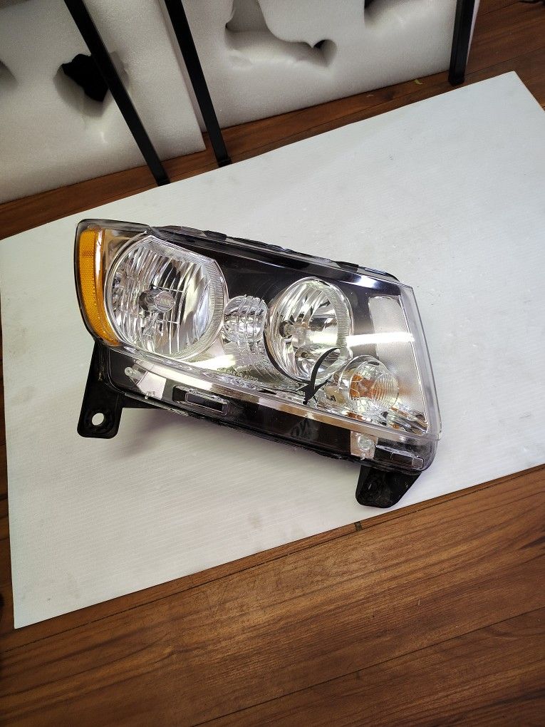 11-13 Jeep Grand Cherokee Headlight Assembly