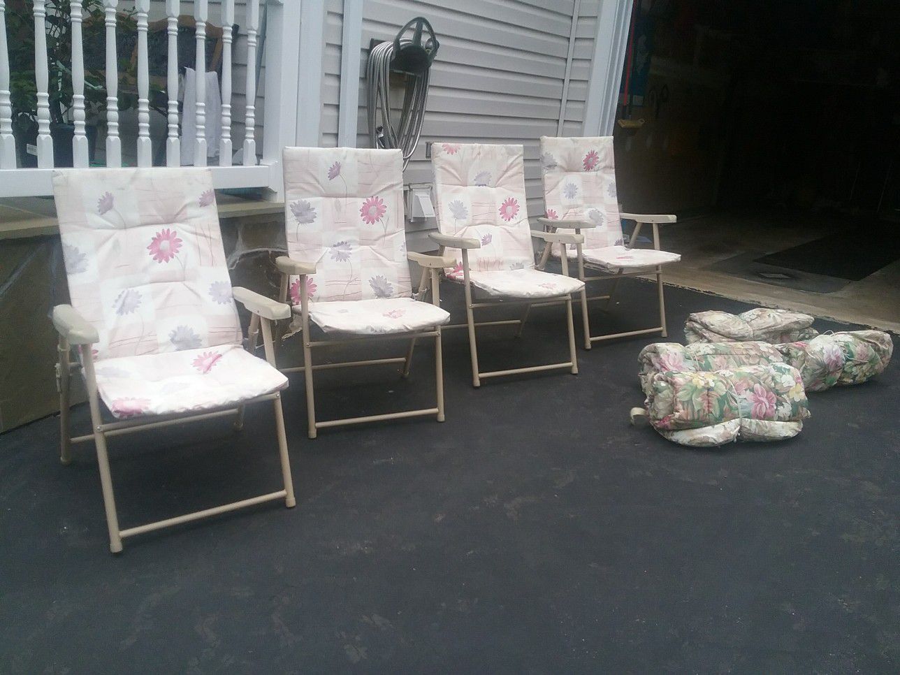 Patio/lawn chairs with cushions - free!