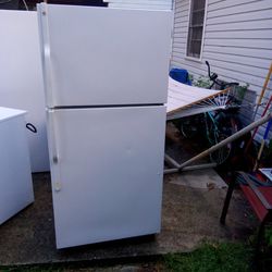 GE 22 Cubic Foot Refrigerator With Ice Maker 