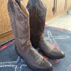Women's leather cowboy boots size 6 used ones