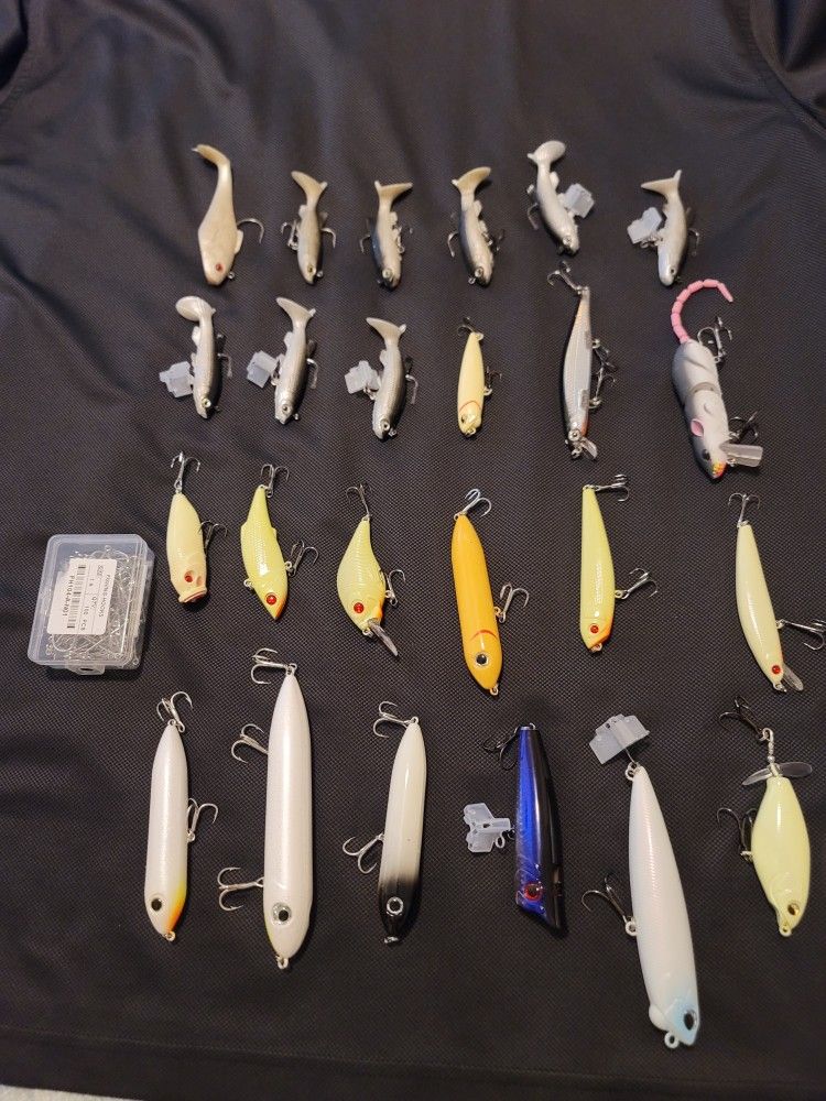 24 Fishing Lures + 100 hooks everything is new