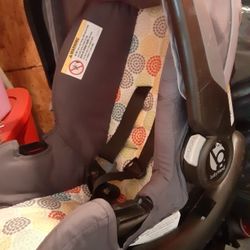 Brand NEW!! CARSEAT WITH CANOPY &2 CARBASE & A FREE HORSE PLUSH $35.00 (SERIOUS BUYERS) CASH ONLY FIRST COME FIRST SERVED OBO 