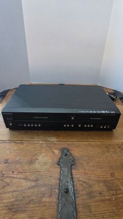 MAGNAVOX ZV427MG9 DVD Recorder VCR Combo Digitize VHS Tested Works Great
No Remote
works properly please see video